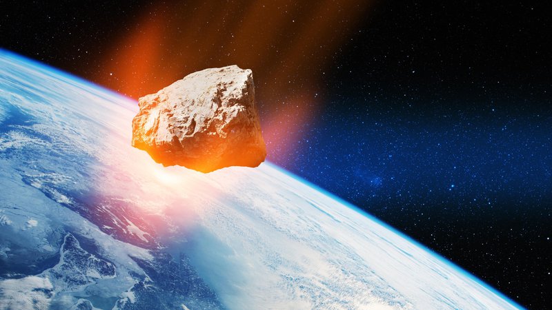 Fotografija: Večje asteroide, ki bi ob morebitnem trku povzročili globalno katastrofo, večinoma poznajo in nam ne grozijo. A že manjši lahko naredijo veliko regionalno škodo, tako da vesoljske agencije budno nadzorujejo nebo. FOTO: Shutterstock

 