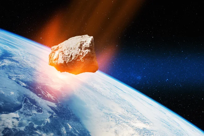 Večje asteroide, ki bi ob morebitnem trku povzročili globalno katastrofo, večinoma poznajo in nam ne grozijo. A že manjši lahko naredijo veliko regionalno škodo, tako da vesoljske agencije budno nadzorujejo nebo. FOTO: Shutterstock

 