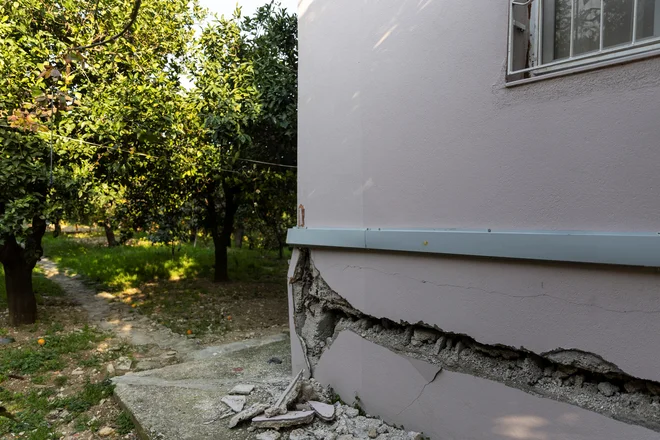 Vse več je izgradenj novih objektov, ki jih gradijo na labilnih fosilnih plaziščih, kjer prihaja do udorov in plazenje tal že med gradnjo objektov, opozarja avtor prispevka Ludvik Trauner. FOTO: Eloisa Lopez Reuters

 