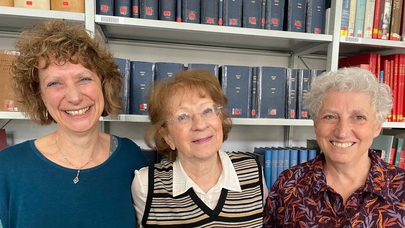 Fotografija: Inge Adamecz (na sredini) s Helen in Debbie Singer, hčerama dvojčicama Hanne Cohn. FOTO: arhiv BBC