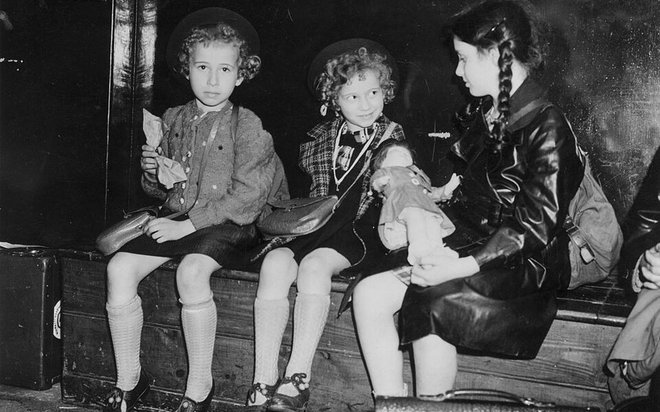 Sestri Ruth in Inge Adamecz ter Hanna Cohn, kot jih je julija 1939 na železniški postaji ujel fotograf, ko so deklice čakale na novi dom.

FOTO: arhiv Hulton/Stephenson