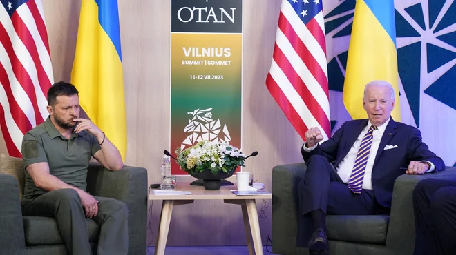 Zelenski in Biden danes v Vilni.  FOTO: Kevin Lamarque/Reuters