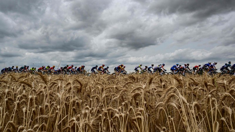Fotografija: Tudi čudovita okolica dela dirko po Franciji posebno. A Tour ne naredi nič za to, da bi okolica lepa tudi ostala. FOTO: AFP