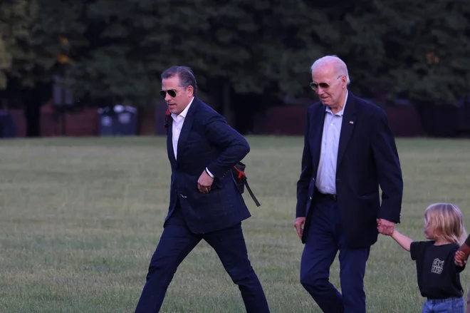 Hunter in Joe Biden med vračanjem v Belo hišo. FOTO: Tasos Katopodis/Reuters