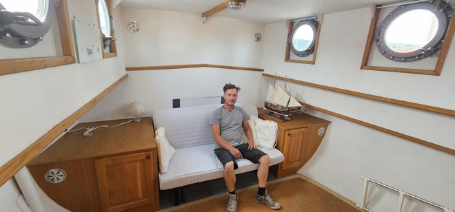 Lastnik Tomi Sinožič v salonu in kabini barke Mü. FOTO: Boris Šuligoj