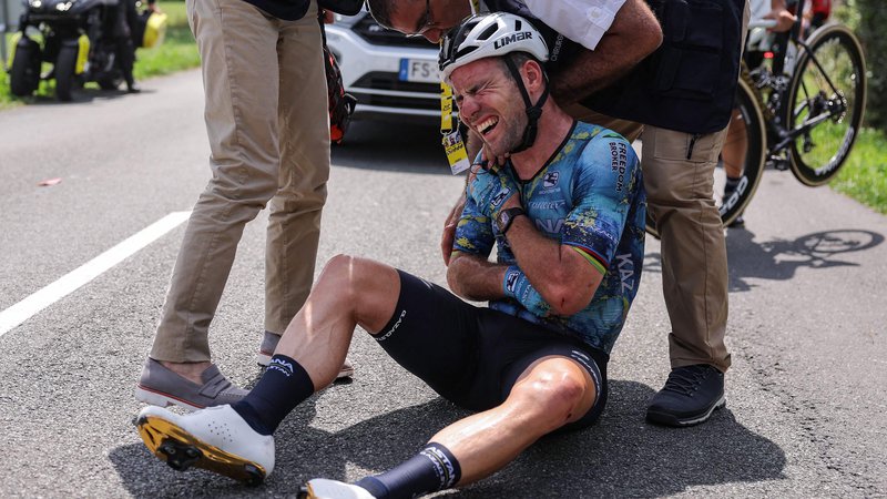 Fotografija: Britanec z otoka Man Mark Cavendish na kolesarski dirki po Franciji ni imel sreče. Zlomil si je ključnico. FOTO: Thomas Samson/AFP