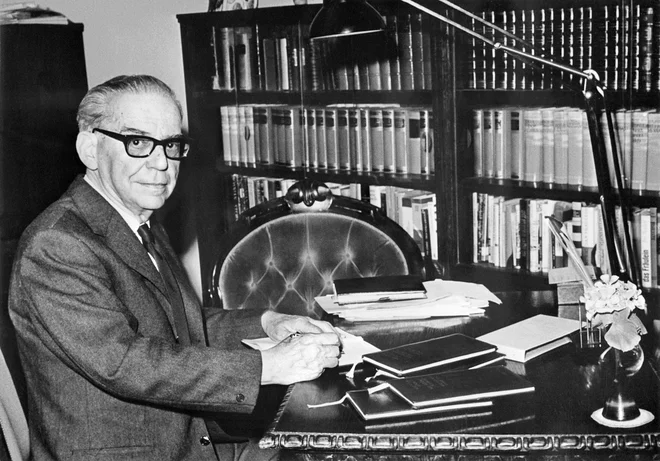 Ivo Andrić za svojo pisalno mizo v Beogradu leta 1960. Leto pozneje je dobil Nobelovo nagrado za književnost. FOTO: AFP
