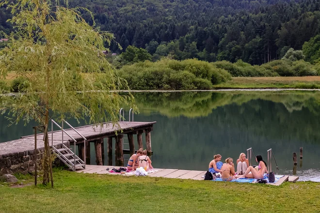 Med najbolj priljubljena naravna kopališča v okolici Ljubljane zagotovo spada podpeško jezero. FOTO: Črt Piksi/Delo