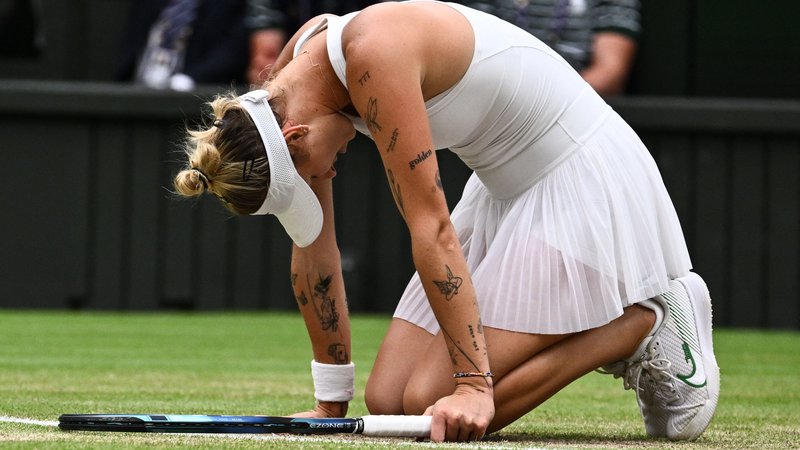 Fotografija: Marketa Vondroušova je polfinalno zmago v Wimbledonu seveda vzela zelo čustveno. FOTO: Sebastien Bozon/AFP