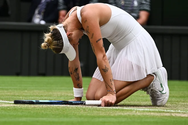 Marketa Vondroušova je polfinalno zmago v Wimbledonu seveda vzela zelo čustveno. FOTO: Sebastien Bozon/AFP