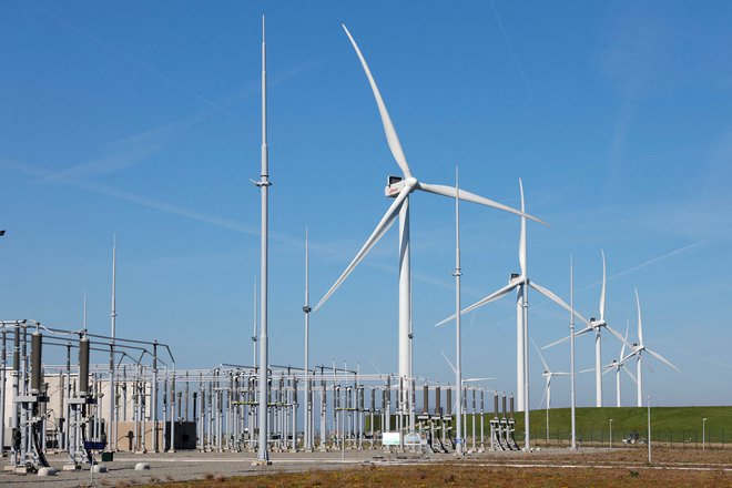 Proizvodnja iz sončnih elektrarn se je medletno povečala za 29,3 odstotka, proizvodnja iz vetrnih elektrarn pa za 8,9 odstotka. FOTO: Piroschka Van De Wouw/Reuters