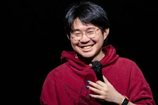 Za kitajskega stand-up komika Housa je bila usodna šala o psih in vevericah. FOTO: Weibo