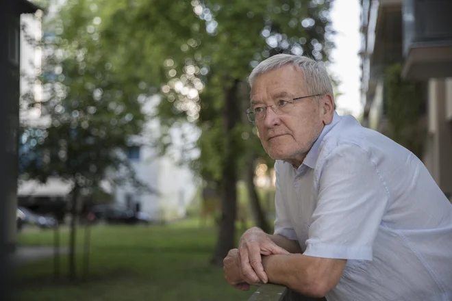 Večji problem kot plače zdravnikov se mu zdi, da mora nekaj tisoč strežnic v slovenskih bolnišnicah dobivati državni dodatek, da dosežejo minimalno plačo, ali da medicinske sestre odhajajo za blagajničarke v trgovske centre. FOTO: Leon Vidic/Delo