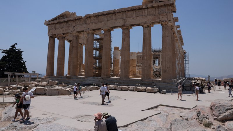 Fotografija: Danes, najverjetneje pa tudi v soboto bo v najbolj vročih urah dneva za obiskovalce zaprta atenska Akropola. FOTO: Louiza Vradi/Reuters