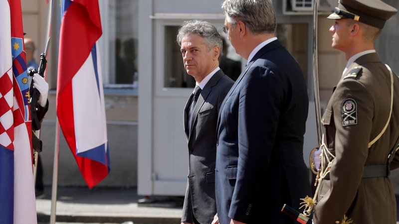 Fotografija: Predsednik vlade Robert Golob se mudi na svojem prvem uradnem obisku v Zagrebu, kjer ga je že sprejel hrvaški kolega Andrej Plenković. FOTO: Damjan Tadic/Cropix