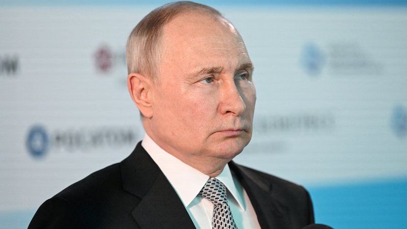 Fotografija: Zakon morata zdaj potrditi tudi zgornji dom parlamenta in predsednik Vladimir Putin. FOTO: Reuters