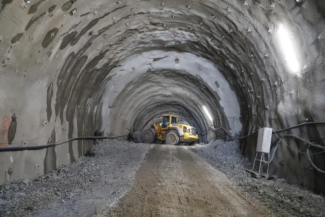 Betonirali so že več kot pet kilometrov predorskih cevi. FOTO: Leon Vidic/Delo