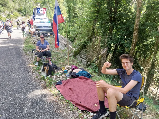 Irena Debevc in Erazem Velušček iz Kamnika v pričakovanju Tadeja Pogačarja FOTO: Miha Hočevar