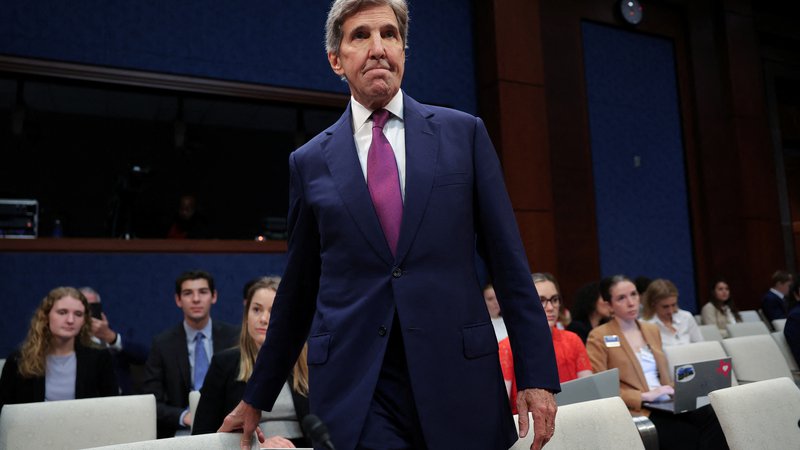 Fotografija: Ameriški odposlanec za podnebna vprašanja John Kerry je prihod v Peking napovedal že maja. FOTO: Evelyn Hockstein/Reuters