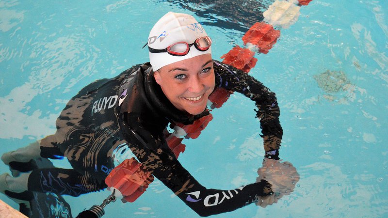 Fotografija: Alessia Zecchini med treningom v navadnem bazenu FOTO: Wikipedia