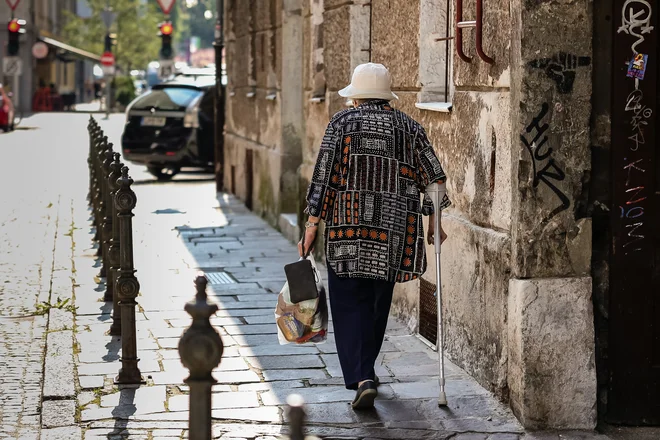Oskrba po meri človeka je eden od temeljnih ciljev predloga zakona o dolgotrajni oskrbi. Fotografija je simbolična. FOTO: Črt Piksi/Delo