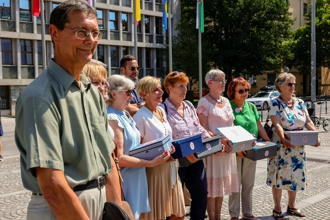 Predlagatelji pojasnjujejo, da želijo z zakonom neozdravljivo bolnim, ki trpijo neznosne bolečine, zagotoviti možnost dostojanstvene smrti, ki je pravno urejena, zagotavlja družbeni nadzor in varnost postopka pred zlorabami. FOTO: Črt Piksi/Delo