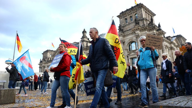 Fotografija: Skrajno desna Alternativa za Nemčijo ima zaradi številnih kriz, v katerih se je znašla država v zadnjih nekaj letih, med volivci vse višjo podporo. Na sliki protesti v Berlinu oktobra lani. FOTO: Christian Mang/REUTERS