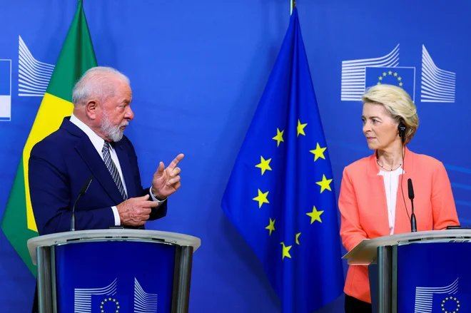 Brazilski predsednik Luiz Inácio Lula da Silva s predsednico evropske komisije Ursulo von der Leyen med vrhom voditeljev EU, latinskoameriških in karibskih držav Foto Yves Herman/Reuters