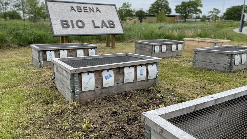 Fotografija: Na sedežu podjetja Abena na Danskem so postavili poseben biolaboratorij, kjer opazujejo, kako veter, vreme in čas vplivajo na določene izdelke, če nesrečno končajo v naravi. FOTO: arhiv Abene