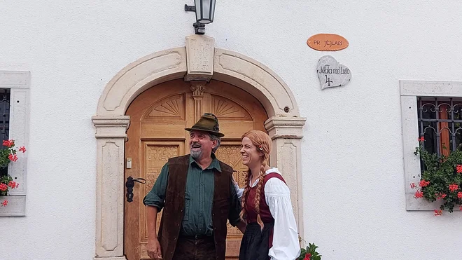 Domačini v Poljanski dolini še dandanes radi upodabljajo Janeza in Meto. Tokrat sta se v vlogi znamenitega para predstavila Janez Pelipenko in Martina Kolenc Novak. FOTO: Špela Ankele