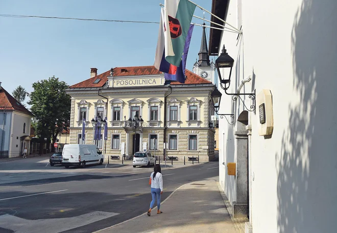 Zgodovinski center Črnomlja: v gradu je sedež občine, nasproti stavba posojilnice, zdaj poslovalnica NLB. FOTO: Jutarnji list