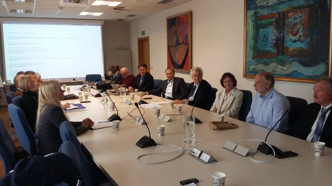 Na sestanku Omrežja e-seniorji 55+ so kot primera dobre prakse navedli spletni strani Preloke in Podbrezja. FOTO: Andreja Žibret Ifko/Delo