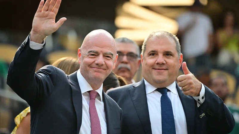 Predsednik Fife Gianni Infantino in prvi mož Concacaf Victor Montagliani med nedavnim prvenstvom Severne, Srednje Amerike in Karibov v Kaliforniji. FOTO: Frederic J. Brown/AFP