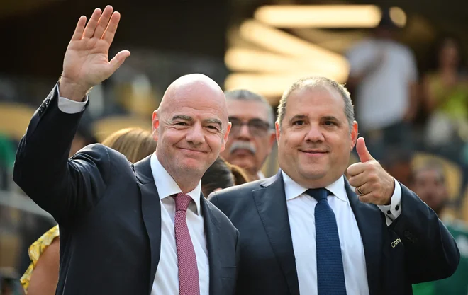 Predsednik Fife Gianni Infantino in prvi mož Concacaf Victor Montagliani med nedavnim prvenstvom Severne, Srednje Amerike in Karibov v Kaliforniji. FOTO: Frederic J. Brown/AFP