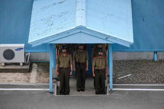 Strokovnjaki menijo, da je Panmunjom najverjetnejši kraj, ki si ga je državljan ZDA izbral za prehod v Severno Korejo. FOTO: Ed Jones/AFP