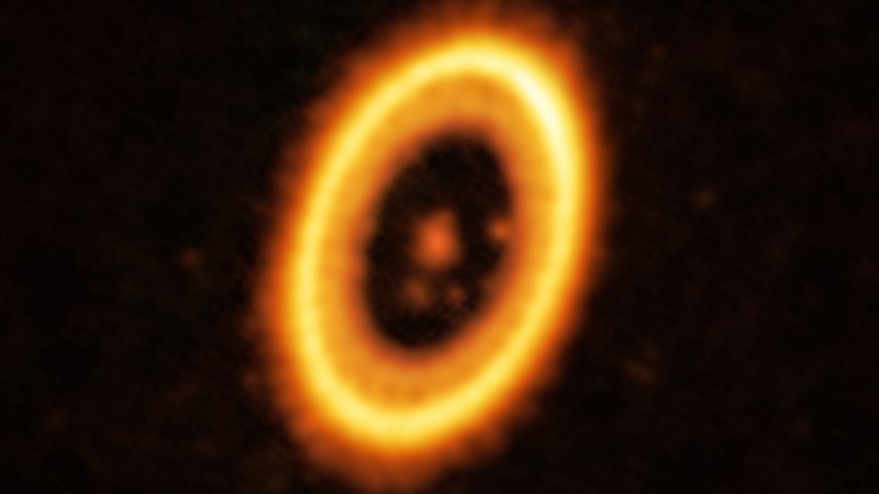 Fotografija: PDS 70 leži okoli 400 svetlobnih let od Zemlje. FOTO: ALMA (ESO/NAOJ/NRAO)/Balsalobre