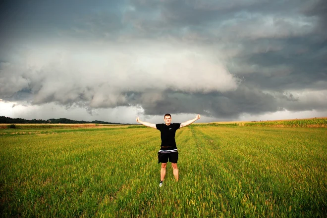 Leon Hardi se je nad ekstremnimi vremenskimi pojavi, zlasti nevihtami, navdušil še kot študent, leta 2012 pa je zasnoval spletno stran Neurje.si. FOTO: osebni arhiv