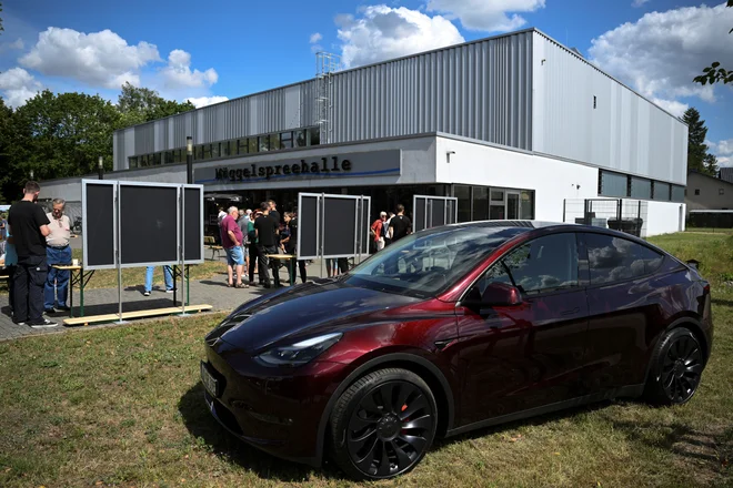 Tesla v Berlinu izdeluje model Y, ki je bil po nekaterih podatkih v letošnjem prvem polletju najbolje prodajani avtomobil v Evropi.

FOTO: Annegret Hilse/Reuters
