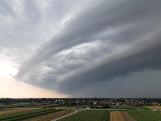 Nevihtni oblak, ki se je v torek zvečer razbohotil nad Prekmurjem. FOTO: Leon Hardi/Neurje.si