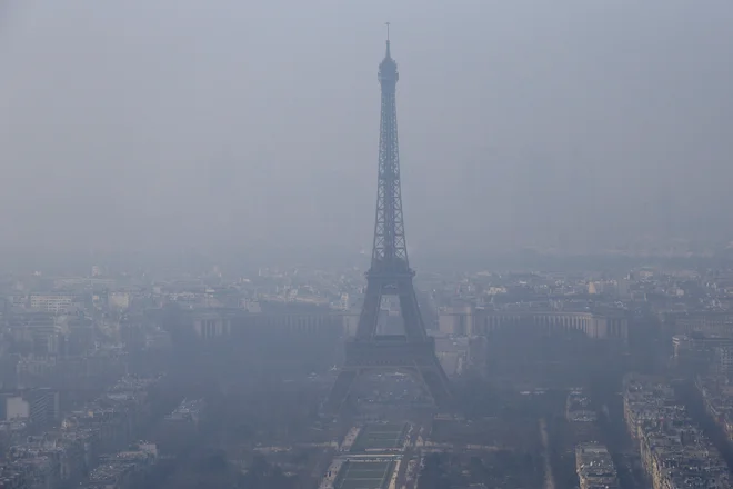 Takole onesnažen zrak je bil leta 2015 v Parizu. FOTO: Gonzalo Fuentes/Reuters