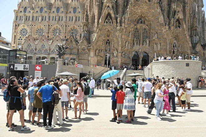 V središču Barcelone ni več prostora za domačine, tujcem pa prodajajo lokalni slog, ki je vedno manj pristen, pa naj bo še tako stereotipiziran. FOTO: Pau Barrena/AFP