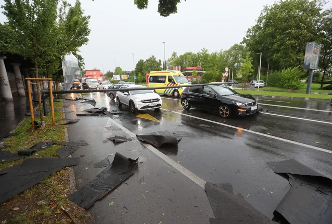 V Ljubljani je pod močjo vetra popustila svetilka javne razsvetljave in padla na enega izmed avtomobilov. FOTO: Dejan Javornik/Slovenske novice