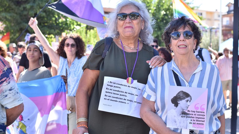 Fotografija: Minuli konec tedna je v Valdemorillu okoli 300 ljudi protestiralo zaradi cenzure Virginie Woolf in involucije pravic spolnih ter drugih manjšin. FOTO: Gašper Završnik