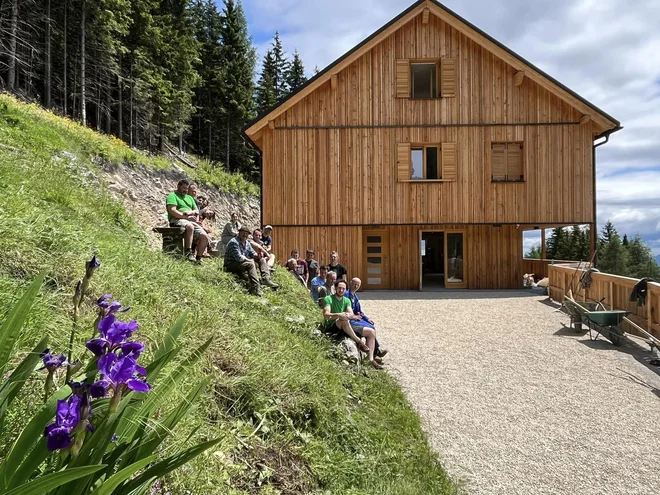 Klasični alpski slog je prepoznaven po uporabljenih materialih, dvokapni strmi strehi, ganku z leseno ograjo, po razporeditvi in velikosti oken ter lesenih polknih. FOTO: PD Mozirje