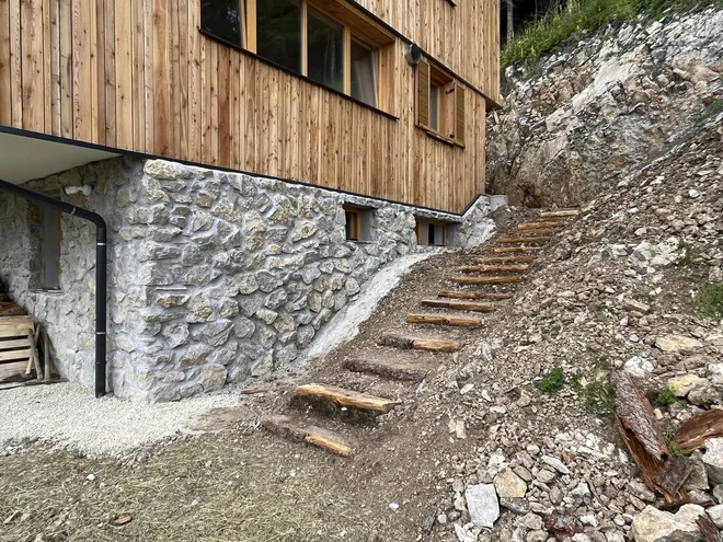 V kletni etaži je osnovni gradnik kamen, v zgornjih etažah pa les. FOTO: PD Mozirje