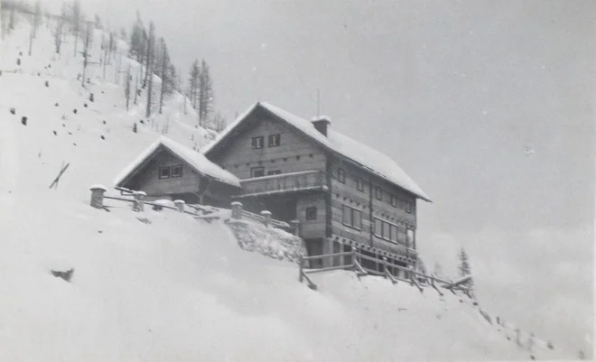 Nova Mozirska koča na videz bolj spominja na kočo iz leta 1953 (na fotografiji). FOTO: wikipedija