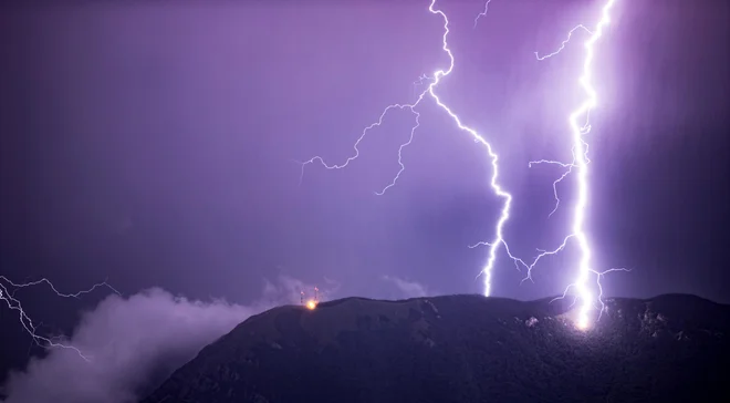 Tako je treskalo nad Nanosom. FOTO: Žan Kafol