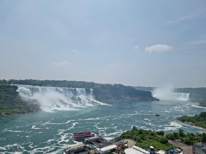 Niagarski slapovi (na levi ameriška in na desni kanadski) so upravičeno eno najbolj znanih naravnih čudes ne samo v Severni Ameriki, ampak na svetu. Foto: Gorazd Utenkar/Delo