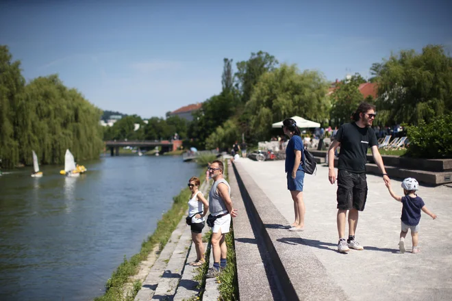 Na Špici merijo vsebnost bakterij, ki je pri ocenjevanju kakovosti vode najpomembnejša za vzpostavitev kopalnih voda. FOTO: Jure Eržen/Delo