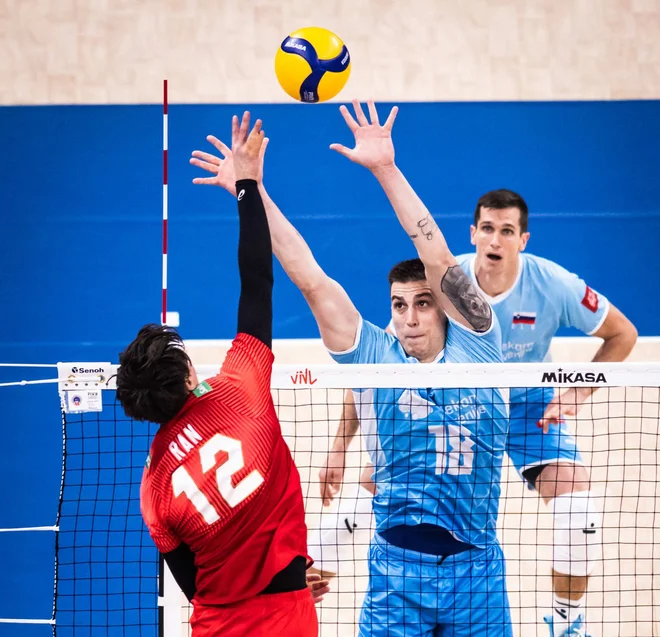 Slovenski blok je bil nemočen proti japonskim napadalcem. FOTO: FIVB